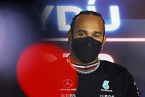 Lewis Hamilton 'quebra promessa' e aparece em seu Pagani Zonda nas ruas de Mônaco