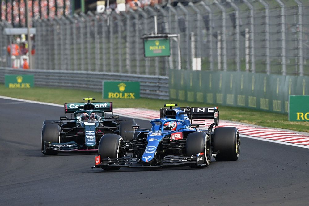 Esteban Ocon, Alpine A521, Sebastian Vettel, Aston Martin AMR21