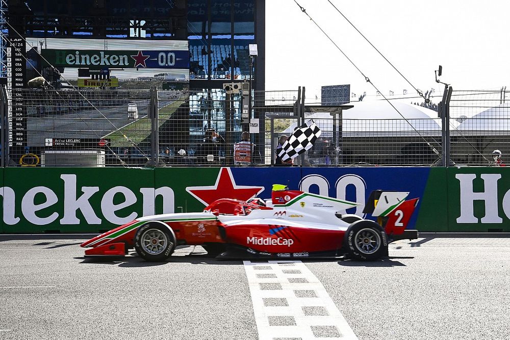 Ganador Arthur Leclerc, Prema Racing cruza la meta