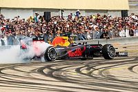 Újra lecsapott a Red Bull V8-as F1-es gépe: micsoda hang és tempó?!