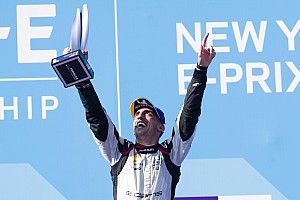 Buemi gana la primera carrera en NY, desastre para Vergne