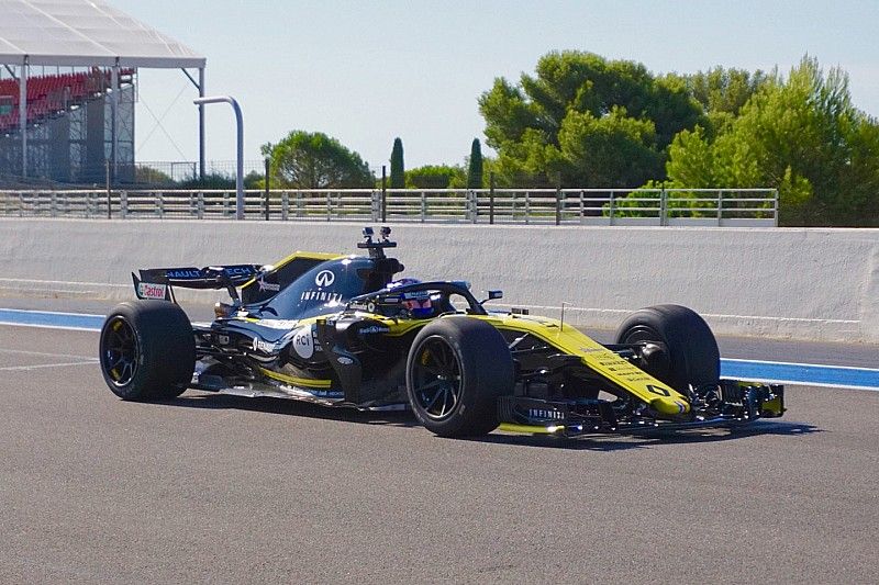 Sergey Sirotkin, Renault F1 Team with 18-inch tyres
