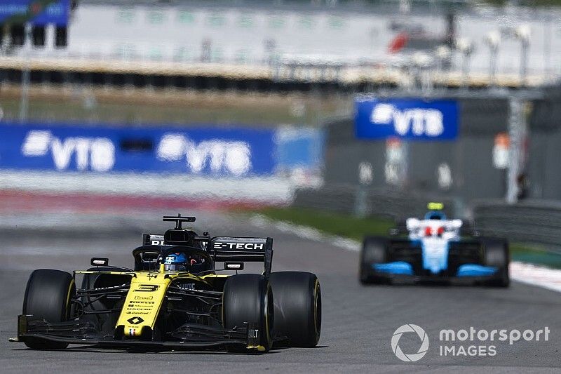 Daniel Ricciardo, Renault F1 Team R.S.19, voor Robert Kubica, Williams FW42