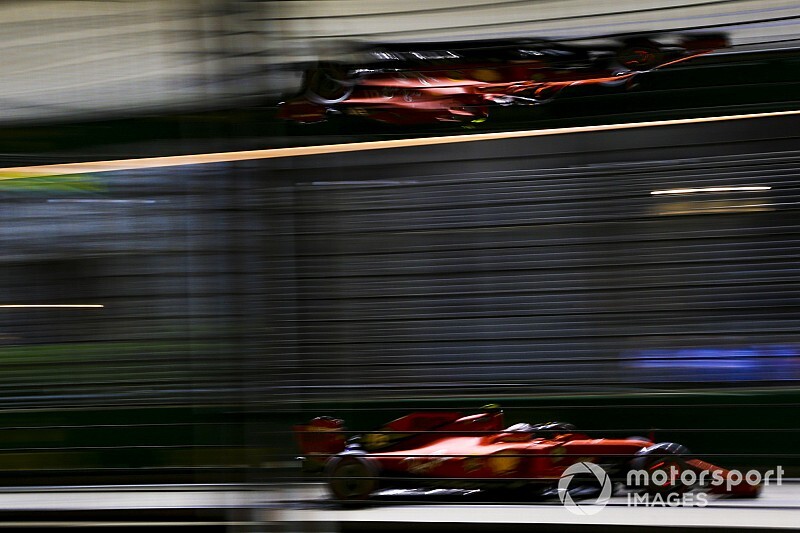 Leclerc se luce en la noche de Singapur y se lleva la pole