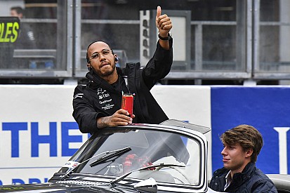 Hamiltont lenyűgözi, hogy Leclerc egy négyszeres világbajnokot ver