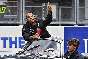 Hamiltont lenyűgözi, hogy Leclerc egy négyszeres világbajnokot ver