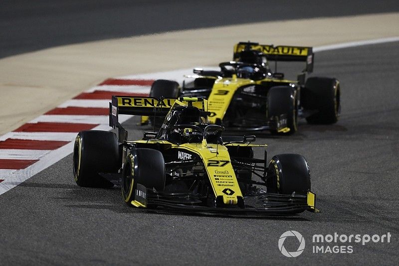 Nico Hulkenberg, Renault R.S. 19, leads Daniel Ricciardo, Renault R.S.19