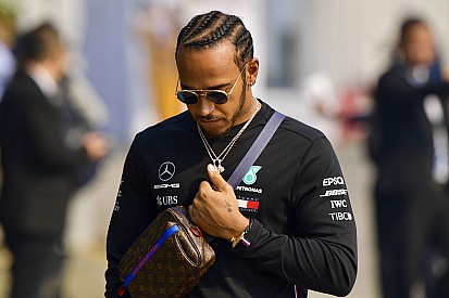 Hamilton és a pénteki nap képekben: a trendi világbajnok