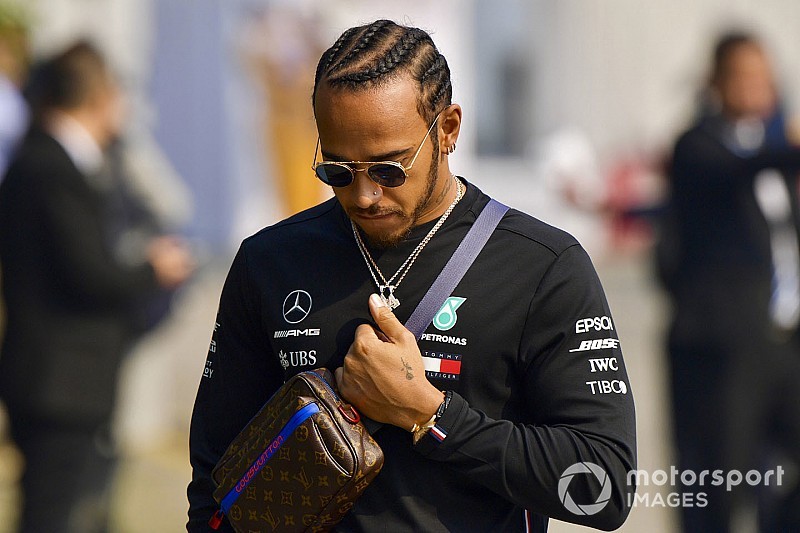 Hamilton és a pénteki nap képekben: a trendi világbajnok