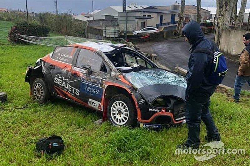 Video: a Lukyanuk saltano i freni, il russo capotta alle Azzorre!