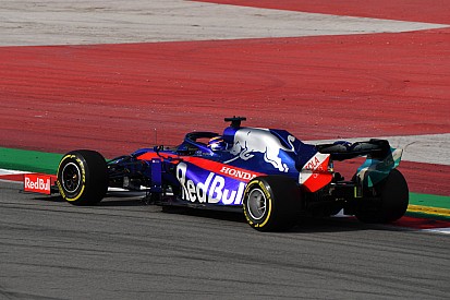 Video: Drone versus de Toro Rosso STR14