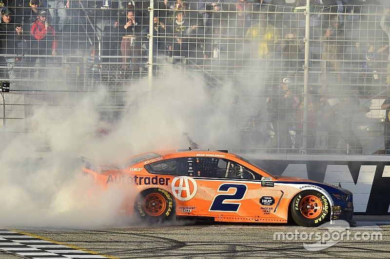 Ganador, Brad Keselowski, Team Penske, Ford Mustang