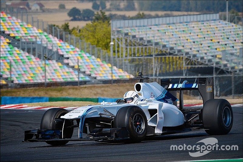 Mobile gamer tests a Williams Formula 1 car