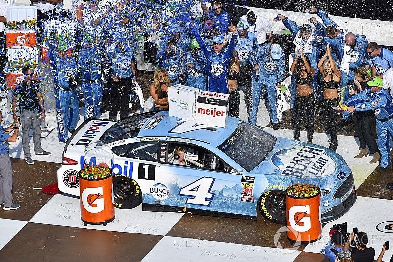 Race winner Kevin Harvick, Stewart-Haas Racing, Ford Fusion Busch Beer