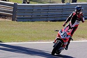 Fenomenale Troy Bayliss: trionfa a 49 anni con la Ducati nella SBK australiana a Hidden Valley!