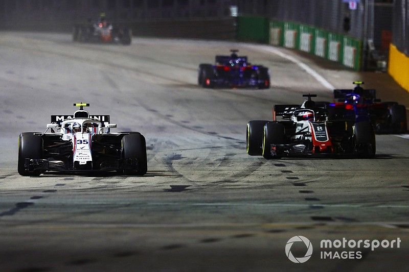 Sergey Sirotkin, Williams FW41, leads Romain Grosjean, Haas F1 Team VF-18, Pierre Gasly, Scuderia Toro Rosso STR13, and Brendon Hartley, Toro Rosso STR13