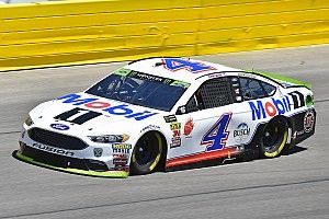 Kevin Harvick regola Danny Hamlin e si prende la pole a Richmond