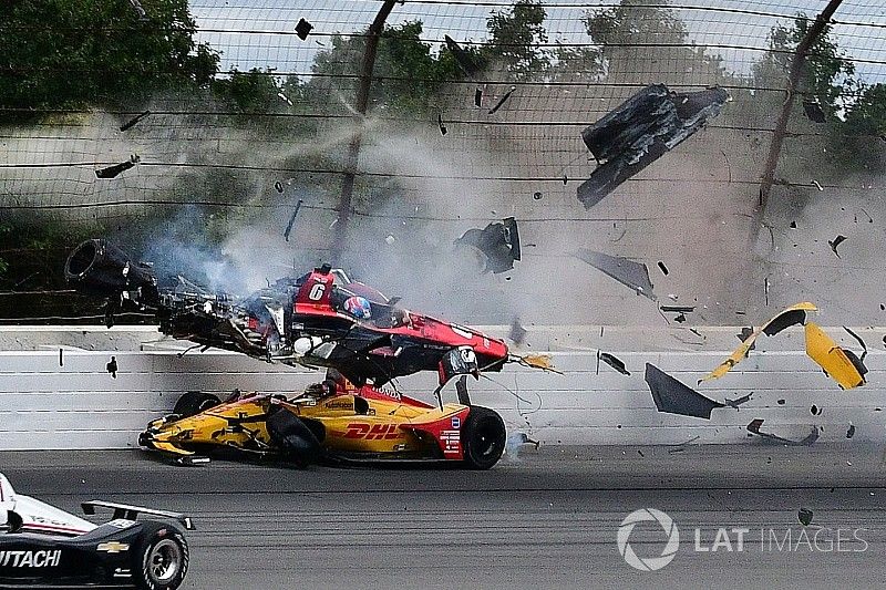 Crash: Robert Wickens, Schmidt Peterson Motorsports Honda, Ryan Hunter-Reay, Andretti Autosport Honda