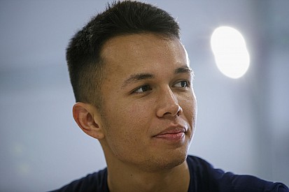 Элбон стал главным кандидатом на второе место в Toro Rosso