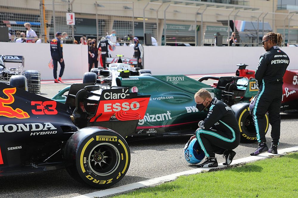 Lewis Hamilton, Mercedes et Valtteri Bottas, Mercedes regardent la Red Bull Racing RB16B