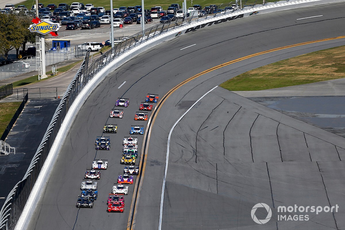 Nasr leads early, problems hit top riders