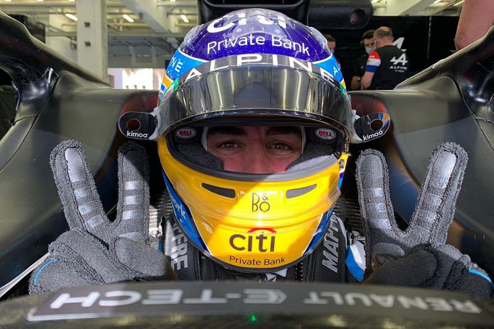 Alonso, "un gran día de test" con los Pirelli 18 pulgadas en Bahrein