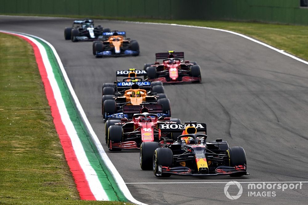 Max Verstappen, Red Bull Racing RB16B, Charles Leclerc, Ferrari SF21, Lando Norris, McLaren MCL35M, Pierre Gasly, AlphaTauri AT02, en Carlos Sainz Jr., Ferrari SF21