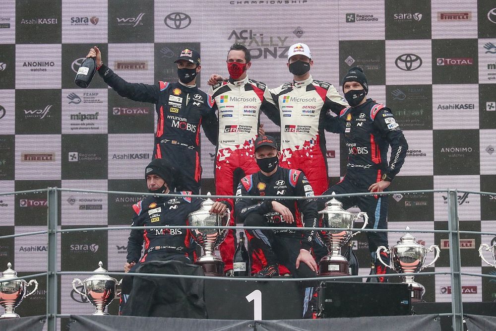 Les vainqueurs Sébastien Ogier, Julien Ingrassia, Toyota Gazoo Racing WRT Toyota Yaris WRC, les deuxièmes Dani Sordo, Carlos Del Barrio, Hyundai Motorsport Hyundai i20 Coupe WRC, les troisièmes Ott Tänak, Martin Järveoja, Hyundai Motorsport Hyundai i20 Coupe WRC sur le podium