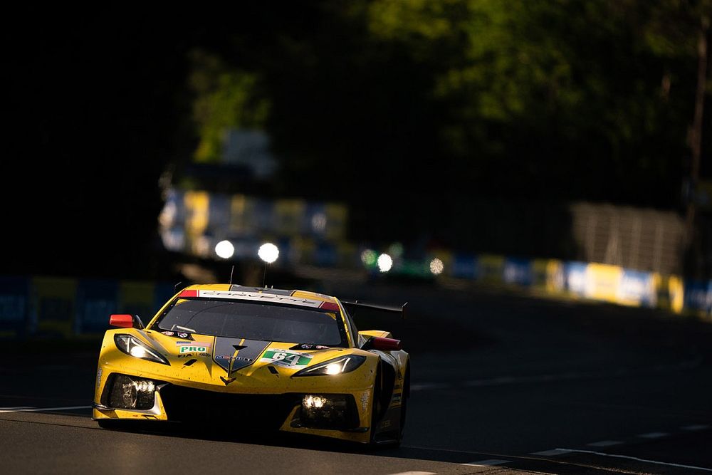 Óriási dráma Le Mans-ban: egy LMP2-es autó ütötte ki az élen álló GT-t!