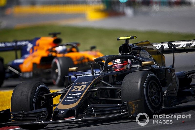 Kevin Magnussen, Haas F1 Team VF-19 precede Carlos Sainz Jr., McLaren MCL34 