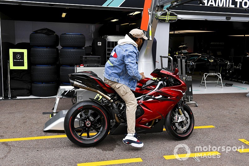 Hamilton a névre szóló motorjával szórakoztatta magát és a szurkolókat