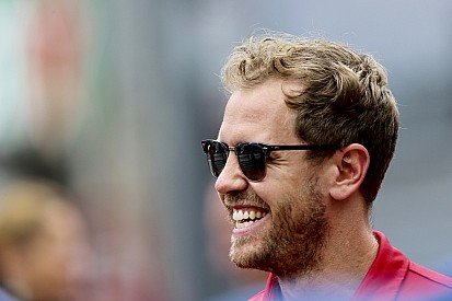 Egy mindig mosolygós Vettel Monacóból: autó, bicikli, séta...