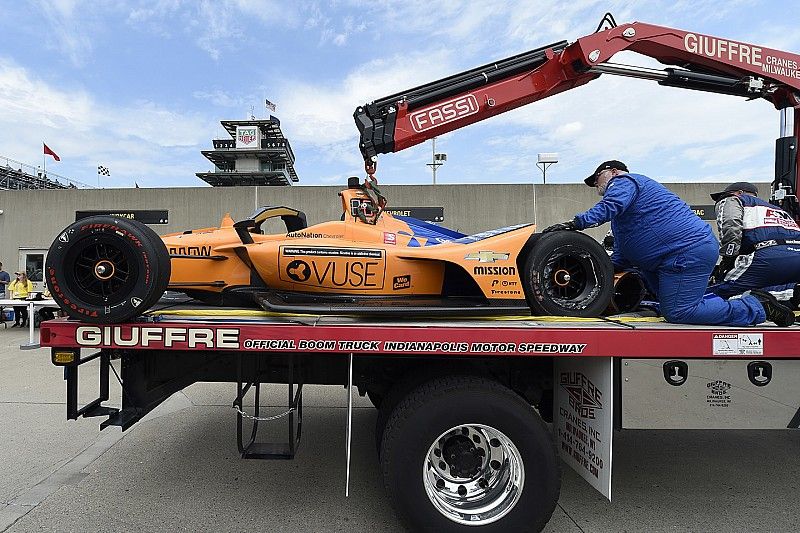 Alonso indemne après un crash à Indianapolis