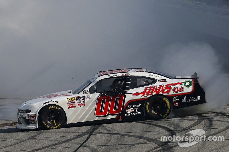 Cole Custer vence a Joey Logano para triunfar en Chicagoland