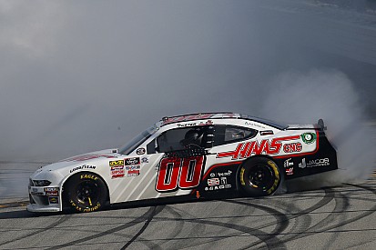 Cole Custer vence a Joey Logano para triunfar en Chicagoland