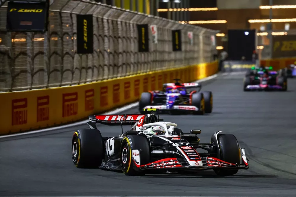 Nico Hulkenberg, Haas VF-24, Daniel Ricciardo, RB F1 Team VCARB 01