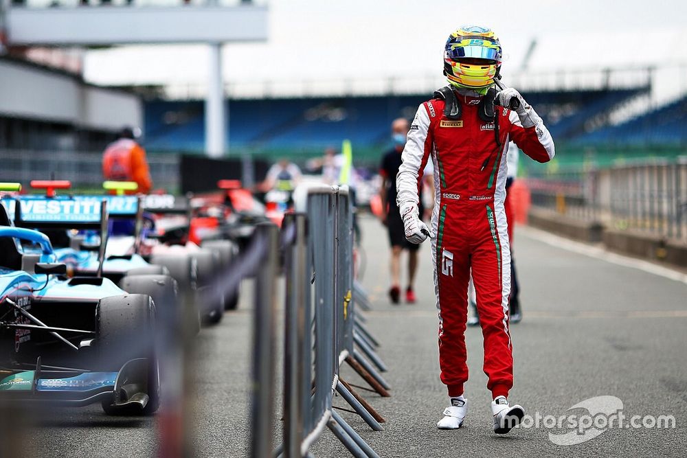 Sargeant trionfa in Gara 1 a Silverstone: è il nuovo leader di F3