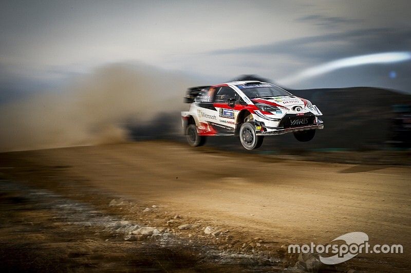 Ogier se aferra al liderato en México