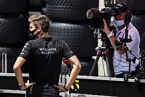 Így segít egy F1-es pilóta a bokszkiállásnál, ha nincs épp munkája – videó