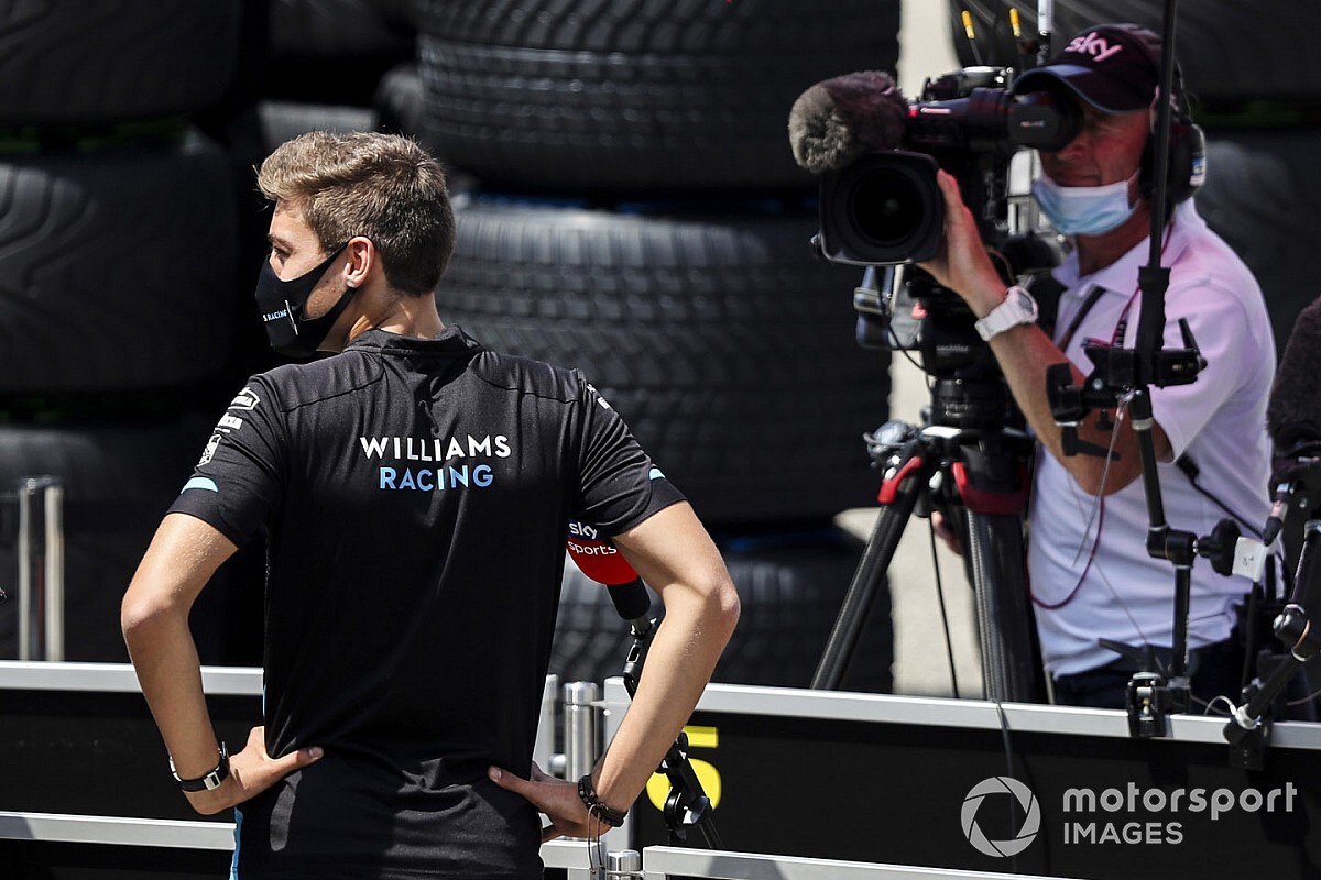 Így segít egy F1-es pilóta a bokszkiállásnál, ha nincs épp munkája – videó