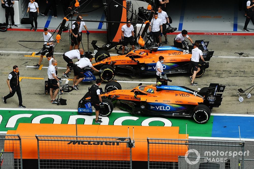 Carlos Sainz Jr., McLaren MCL35, and Lando Norris, McLaren MCL35