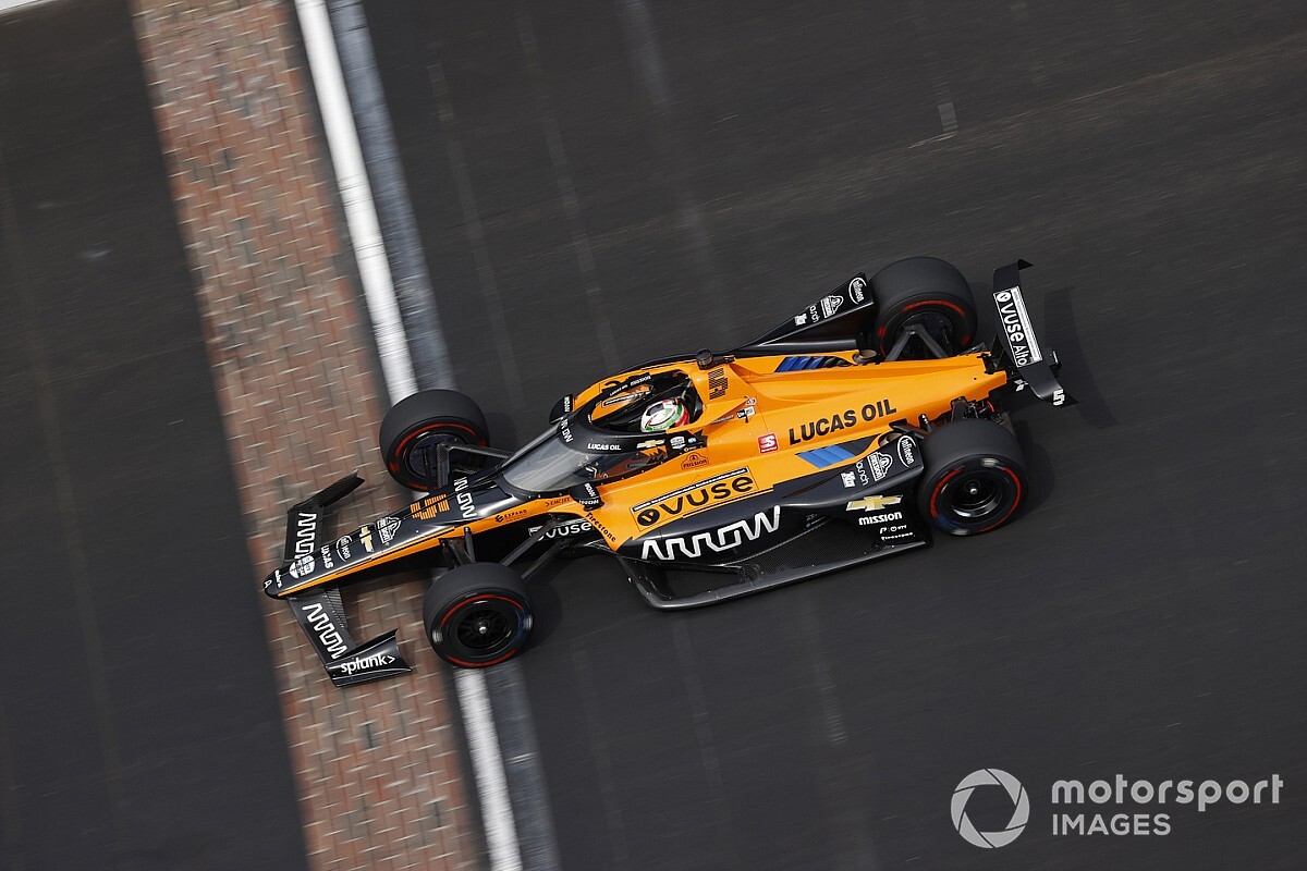 Indy 500: O'Ward pelea por la victoria a mitad de carrera
