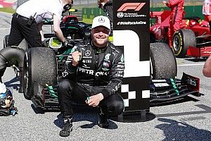 Bottas gana una carrera caótica con podio de Norris