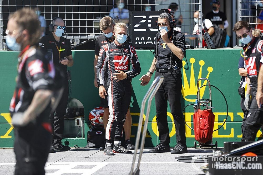 Kevin Magnussen, Haas F1, and Guenther Steiner, Team Principal, Haas F1, on the grid