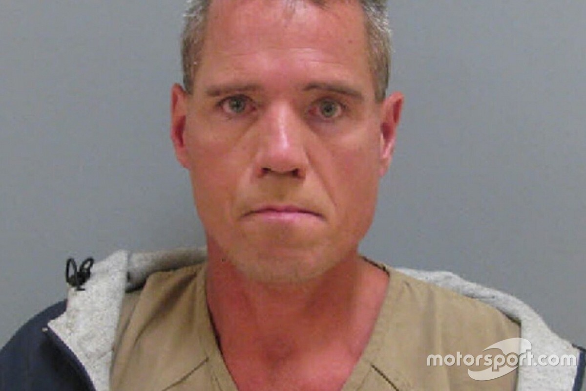 Polícia prende homem que ameaçava jogar bomba em Darlington