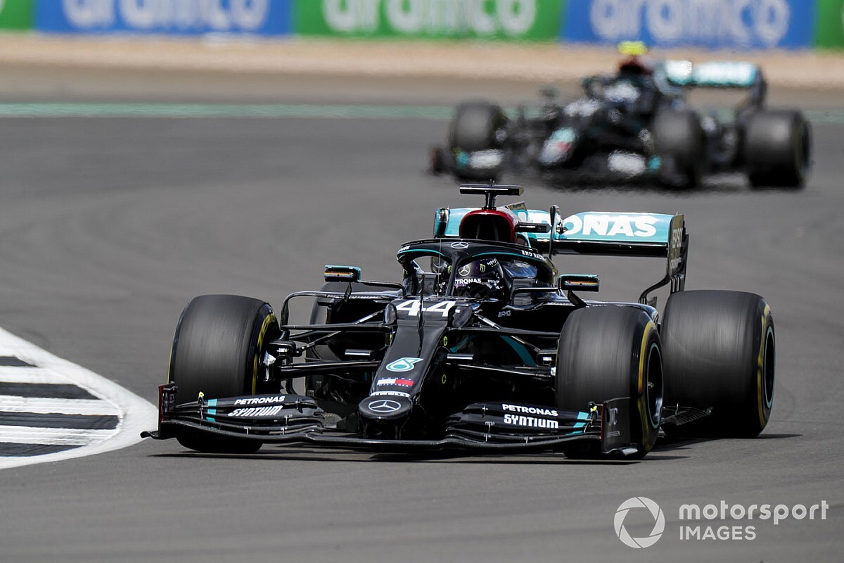 F1, pazza Silverstone: Hamilton vince su 3 ruote, Leclerc terzo