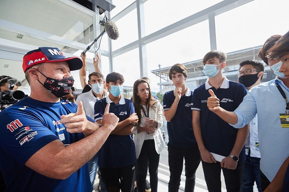 Rubens Barrichello cumprimenta os jovens pilotos da F4 em Interlagos