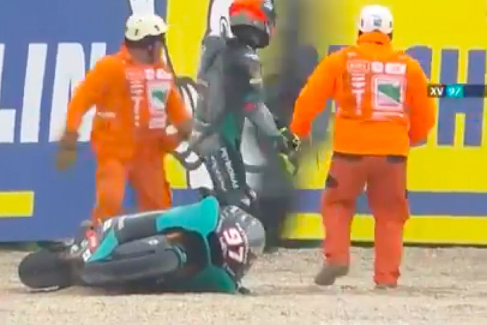 Vídeo: los reflejos de los comisarios evitan una tragedia en Moto2