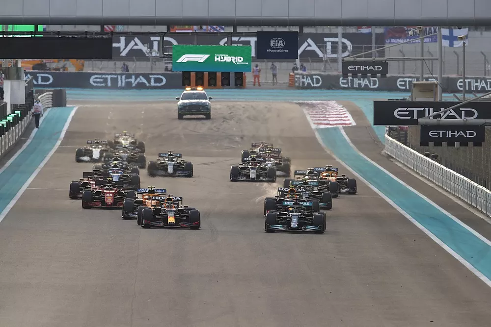 Lewis Hamilton, Mercedes W12, Max Verstappen, Red Bull Racing RB16B, Sergio P&eacute;rez, Red Bull Racing RB16B, Charles Leclerc, Ferrari SF21, el resto de la parrilla en la salida