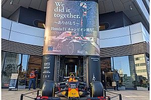 ホンダウェルカムプラザも”チャンピオン獲得仕様”にお色直し! ファンも詰めかけセナ以来30年ぶりの戴冠を祝う